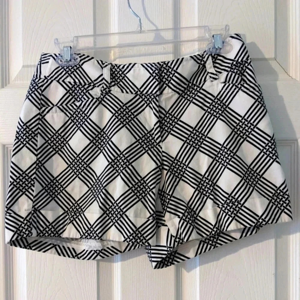 White House-Black Market Sz‎ 4 Women’s Cuffed Shorts Black White Geometric